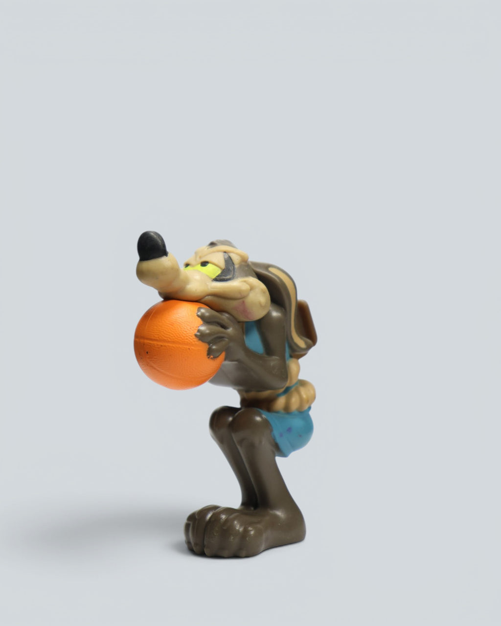 Looney Tunes Wile E. Coyote Basketball Figure