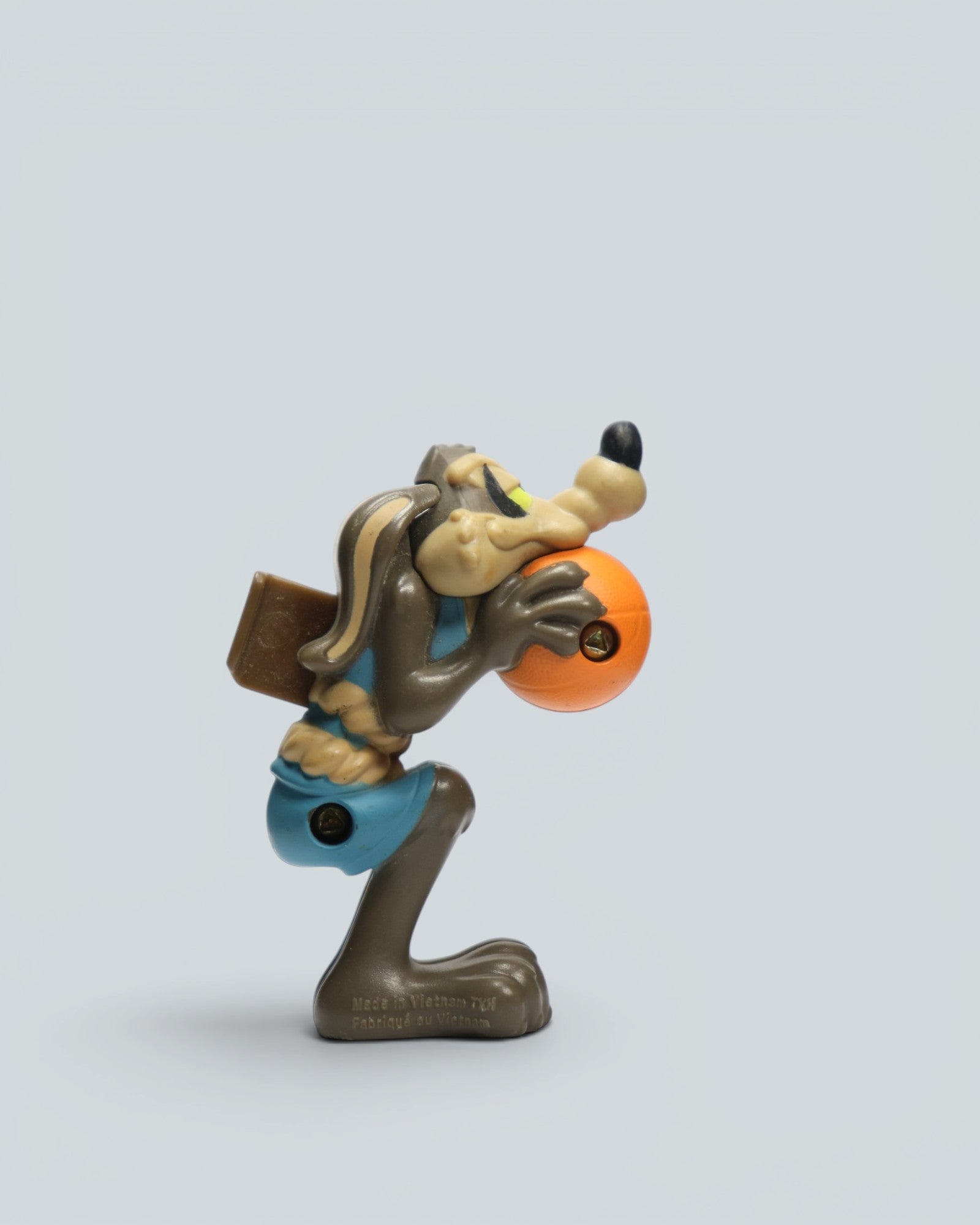 Looney Tunes Wile E. Coyote Basketball Figure
