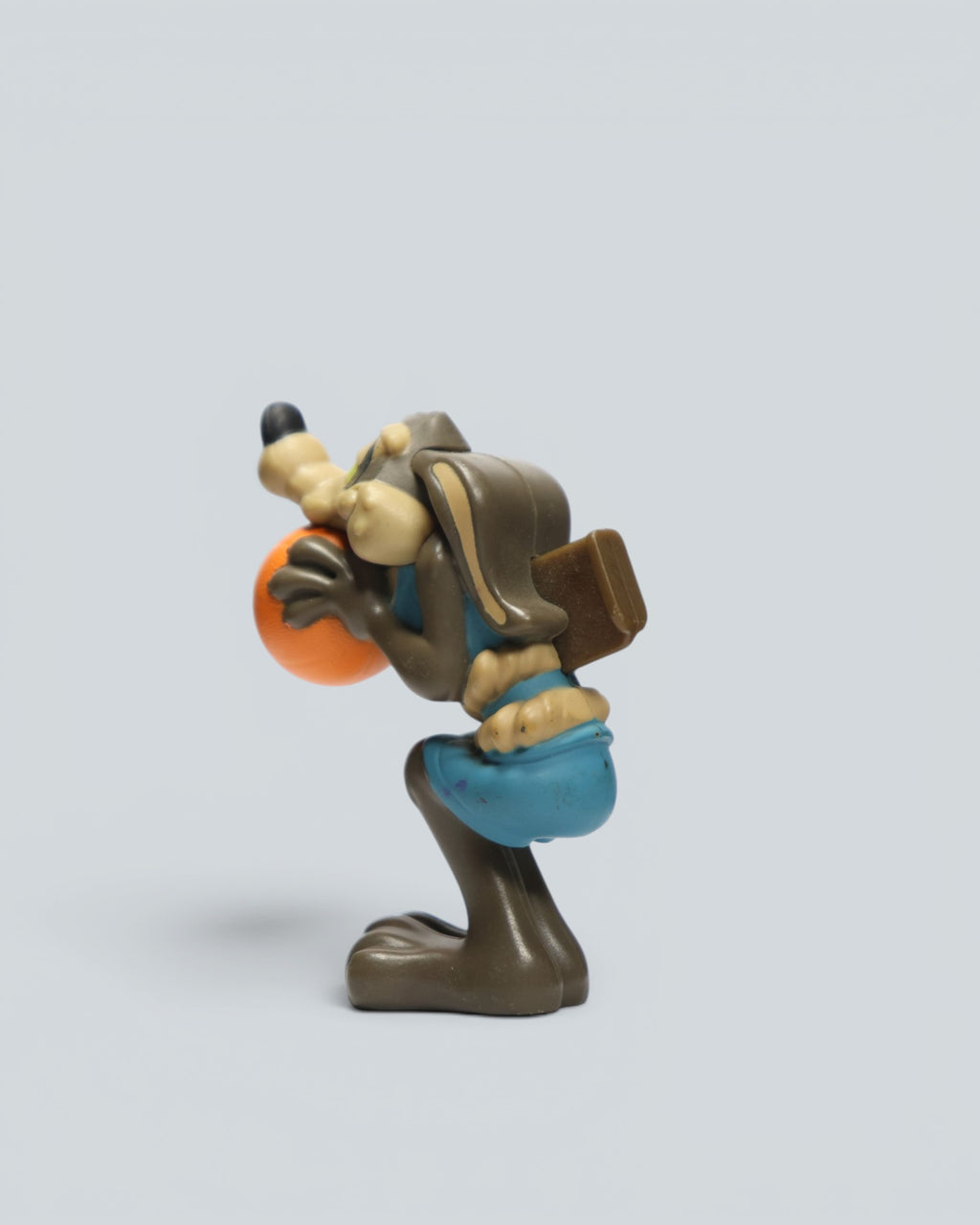 Looney Tunes Wile E. Coyote Basketball Figure