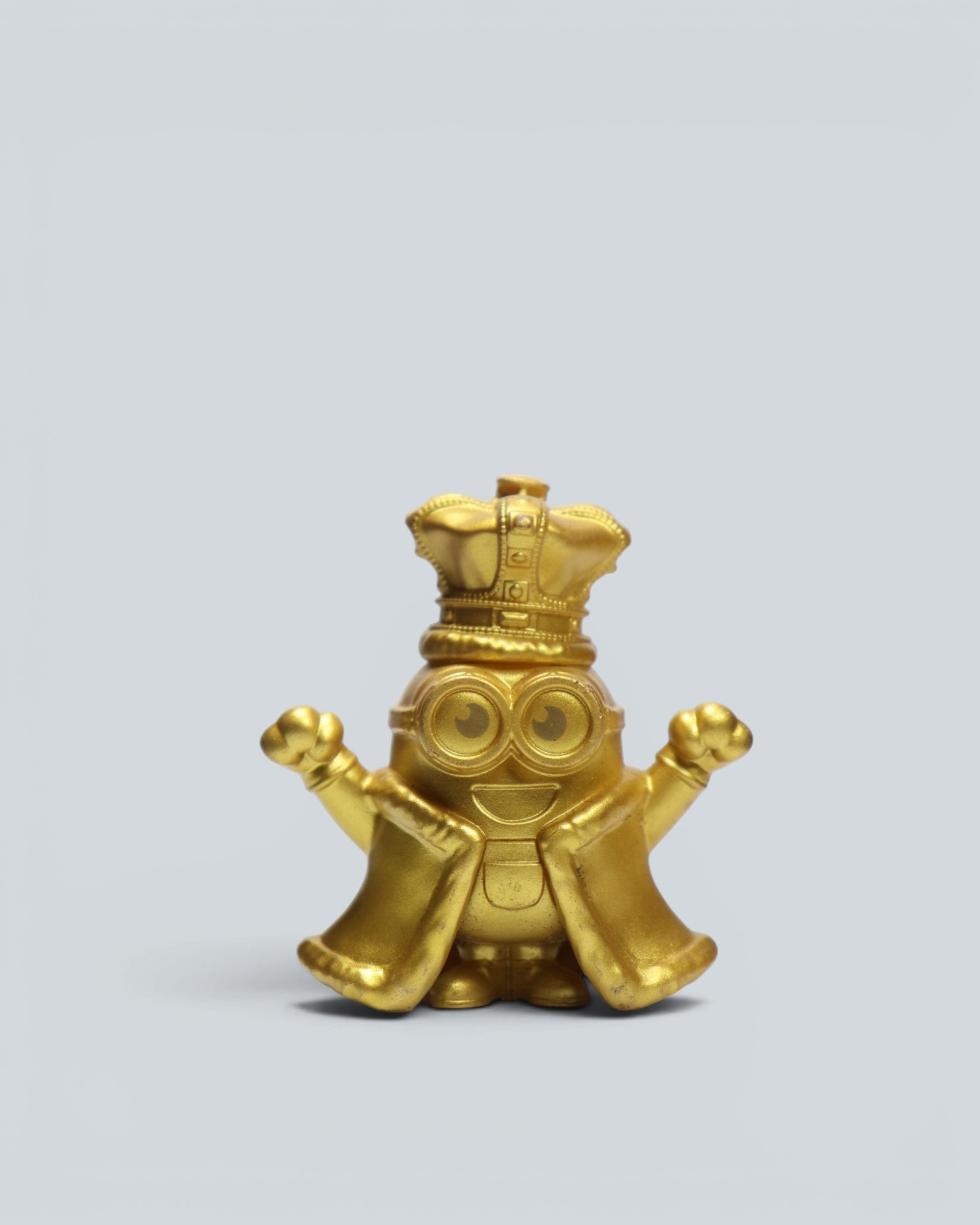 Despicable Me Minions King Bob Golden Mini Figure - Special Edition Metallic Gold Collectible Toy
