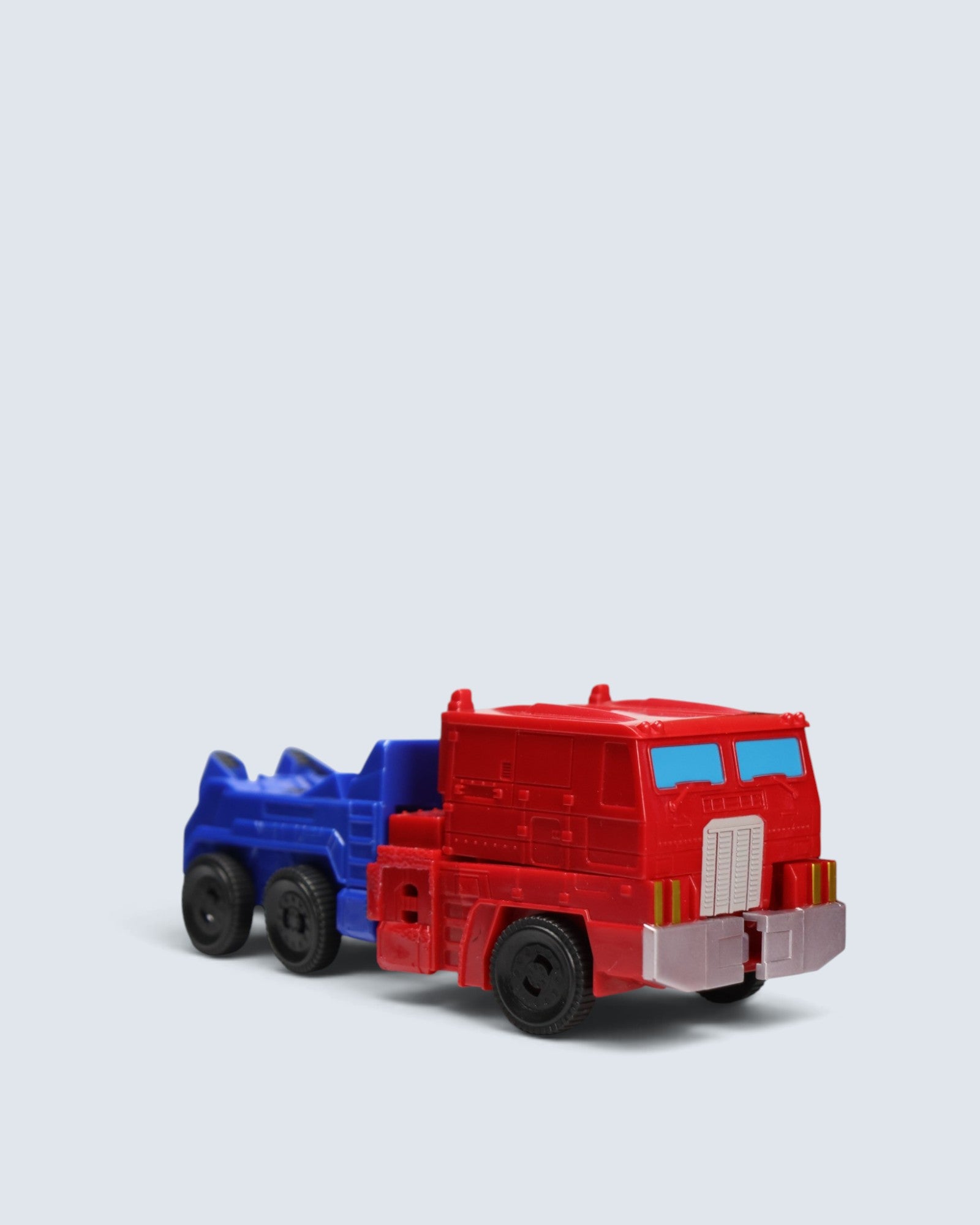 Transformers Generations / Studio Series – Optimus Prime G1 Style Convertible Action Figure