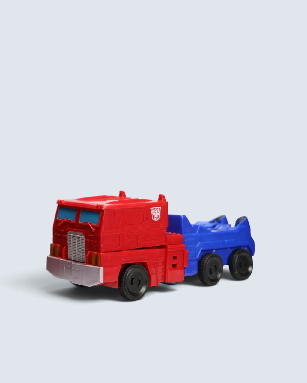 Transformers Generations / Studio Series – Optimus Prime G1 Style Convertible Action Figure