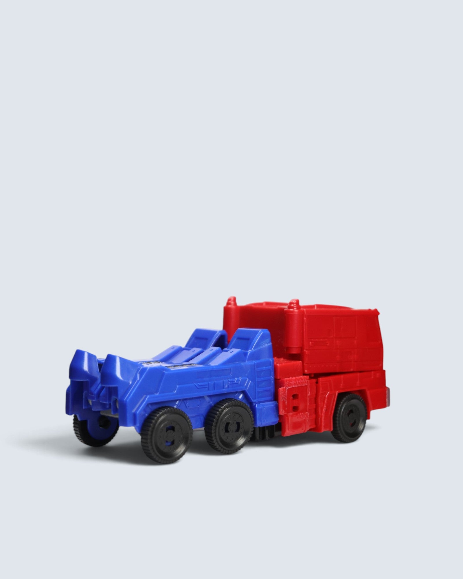 Transformers Generations / Studio Series – Optimus Prime G1 Style Convertible Action Figure