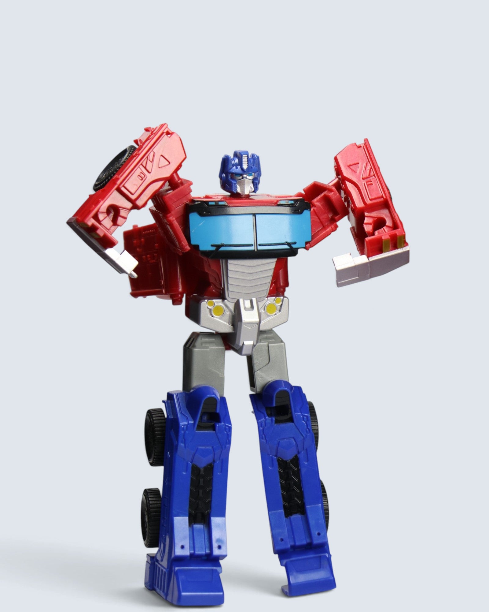 Transformers Generations / Studio Series – Optimus Prime G1 Style Convertible Action Figure