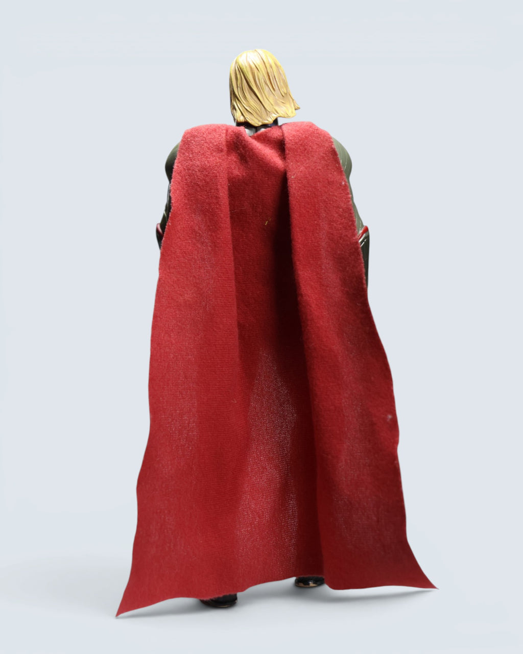 Marvel Avengers Thor 10-Inch Action Figure (Classic Armor & Fabric Cape)