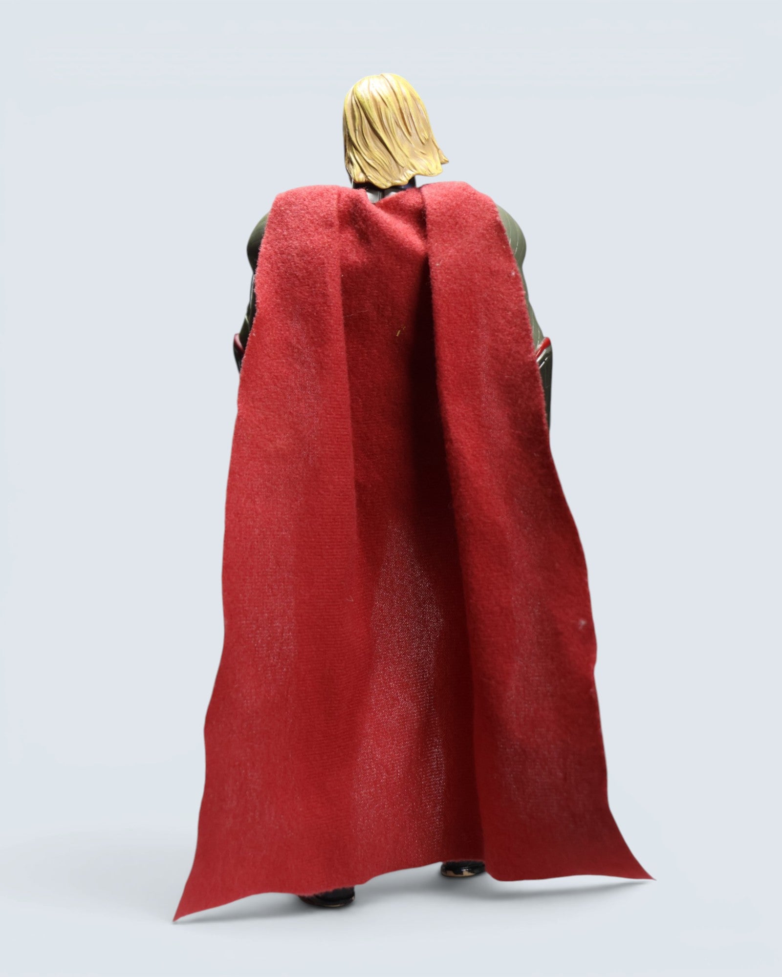 Marvel Avengers Thor 10-Inch Action Figure (Classic Armor & Fabric Cape)