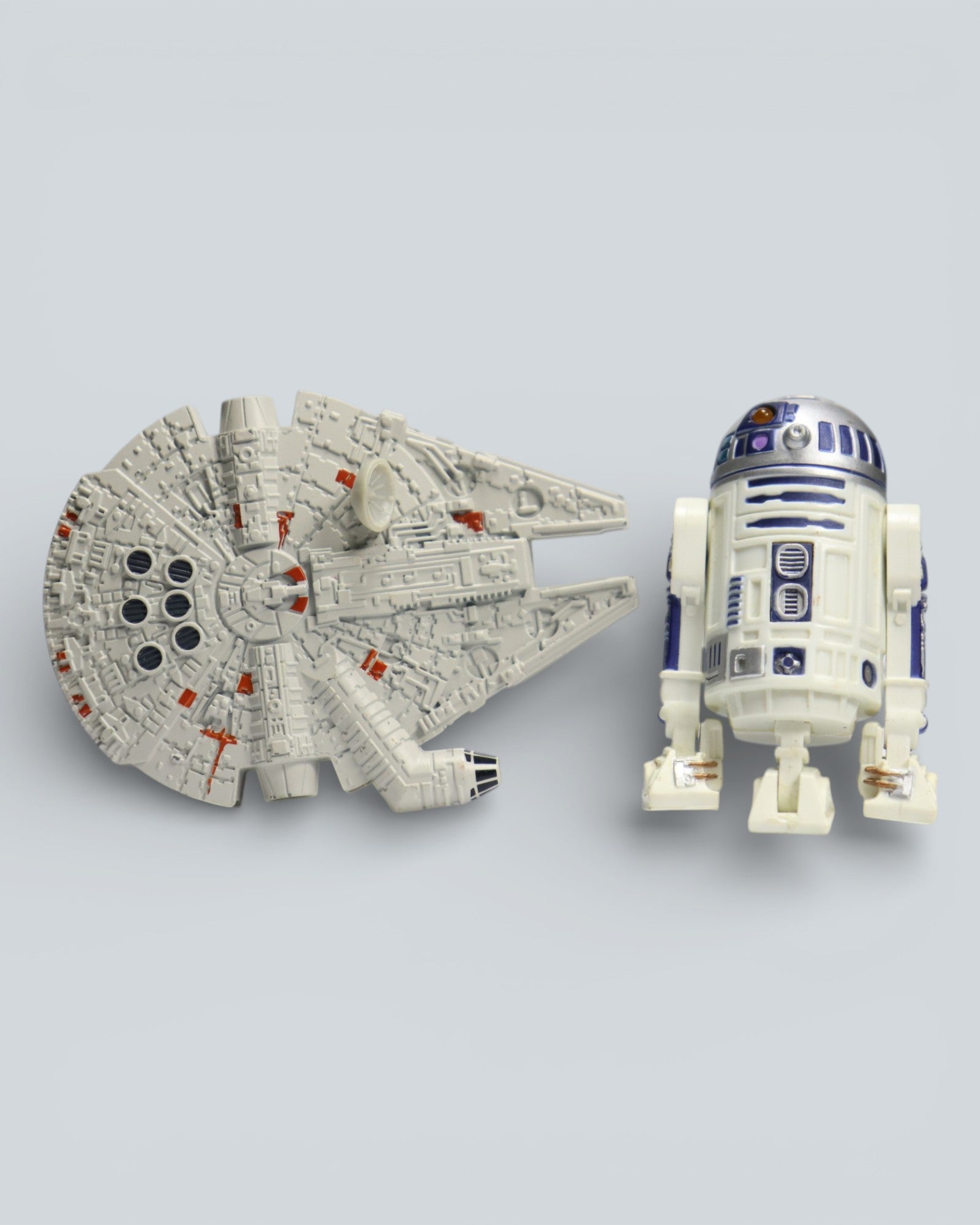 Star Wars: Millennium Falcon & R2-D2 Figure Set